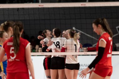 KAMENSKY, Ukrayna-14 Şubat 2020. Ukrayna Voleybol Kupası Ukrayna. Ukrayna şampiyonu VC KHIMIK Yuzhny (yeşil). Kadınlar Voleybol Şampiyonları Maçı 'nı kazanmak. Yoğun kadın sporları oyunu