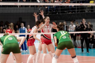 KAMENSKY, Ukrayna-14 Şubat 2020. Ukrayna Voleybol Kupası Ukrayna. Ukrayna şampiyonu VC KHIMIK Yuzhny (yeşil). Kadınlar Voleybol Şampiyonları Maçı 'nı kazanmak. Yoğun kadın sporları oyunu