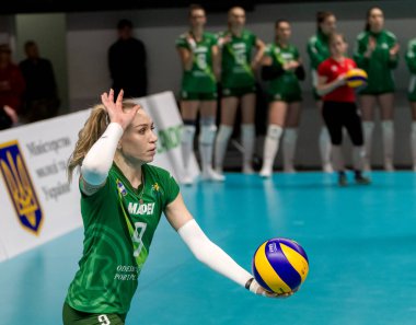 KAMENSKY, Ukrayna-14 Şubat 2020. Ukrayna Voleybol Kupası Ukrayna. Ukrayna şampiyonu VC KHIMIK Yuzhny (yeşil). Kadınlar Voleybol Şampiyonları Maçı 'nı kazanmak. Yoğun kadın sporları oyunu