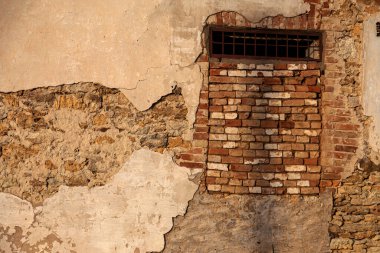 Boş Eski Tuğla Duvar dokusu. Boyanmış Duvar Yüzeyi. Grungy Wide Brickwall 'da. Grunge Red Stonewall arka planı. Zarar görmüş alçılı eski püskü bina cephesi. Soyut Web Afişi. Boşluğu Kopyala