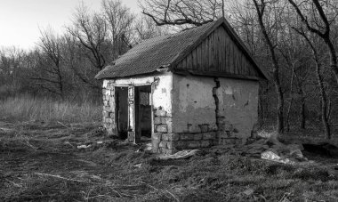 Pencereleri ve duvarları harap olmuş terk edilmiş eski bir bina. Eski tuğla duvarda kocaman çatlaklar var. Terk edilmiş eve gerek yok. Deprem üstüne yıkım. Kıyamet