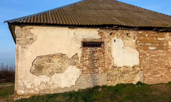 Old Abandoned Building Ruined Windows Walls Huge Large Cracks Old — Stock Photo, Image