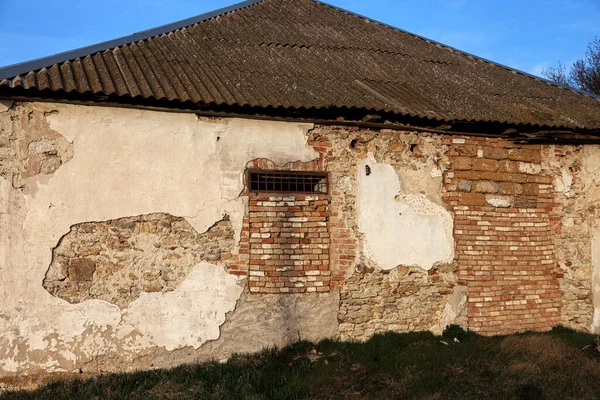 Old Abandoned Building Ruined Windows Walls Huge Large Cracks Old — Stock Photo, Image