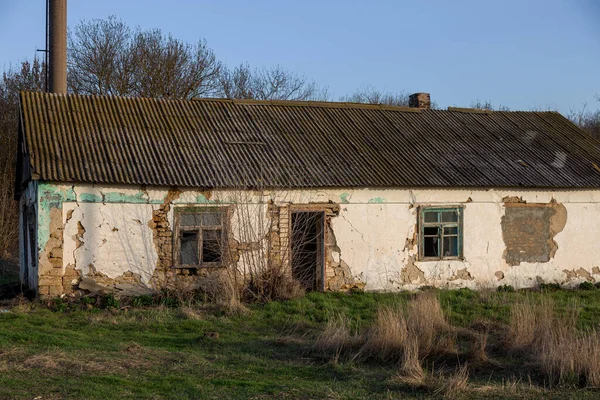 Old Abandoned Building Ruined Windows Walls Huge Large Cracks Old — Stock Photo, Image