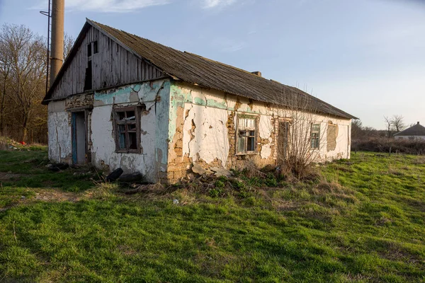 Antigo Edifício Abandonado Com Janelas Paredes Arruinadas Grandes Rachaduras Velha — Fotografia de Stock