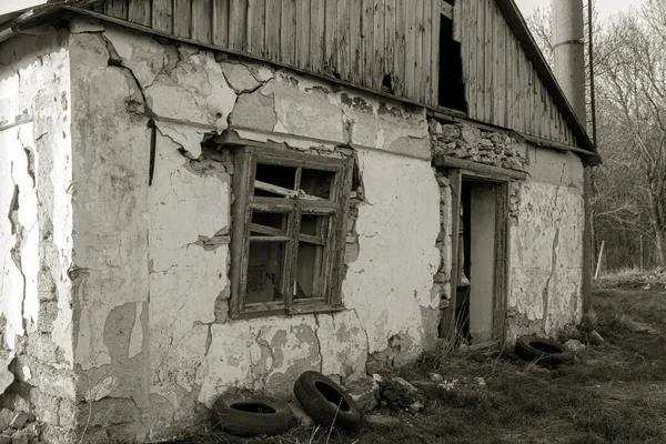 Oud Verlaten Gebouw Met Geruïneerde Ramen Muren Enorme Grote Scheuren — Stockfoto