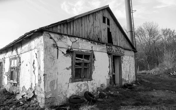 Oud Verlaten Gebouw Met Geruïneerde Ramen Muren Enorme Grote Scheuren — Stockfoto