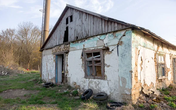 Antigo Edifício Abandonado Com Janelas Paredes Arruinadas Grandes Rachaduras Velha — Fotografia de Stock