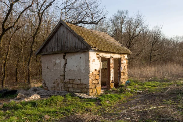 Oud Verlaten Gebouw Met Geruïneerde Ramen Muren Enorme Grote Scheuren — Stockfoto