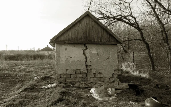 Oud Verlaten Gebouw Met Geruïneerde Ramen Muren Enorme Grote Scheuren — Stockfoto