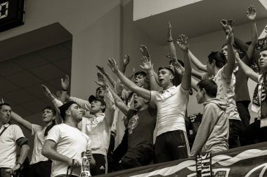 KAMENSKY, Ukrayna - 14 Şubat 2020. Spor seyircileri, taraftarlar bayanlar voleybol turnuvası sırasında takımlarını desteklemiyorlar. Spor hayranları, tribünde ultralar