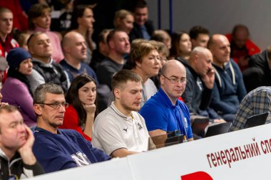 KAMENSKY, Ukrayna - 14 Şubat 2020. Spor seyircileri, taraftarlar bayanlar voleybol turnuvası sırasında takımlarını desteklemiyorlar. Spor hayranları, tribünde ultralar