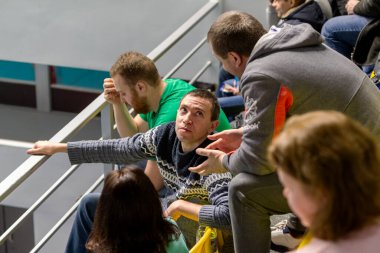 KAMENSKY, Ukrayna - 14 Şubat 2020. Spor seyircileri, taraftarlar bayanlar voleybol turnuvası sırasında takımlarını desteklemiyorlar. Spor hayranları, tribünde ultralar