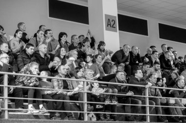 KAMENSKY, Ukrayna - 14 Şubat 2020. Spor seyircileri, taraftarlar bayanlar voleybol turnuvası sırasında takımlarını desteklemiyorlar. Spor hayranları, tribünde ultralar