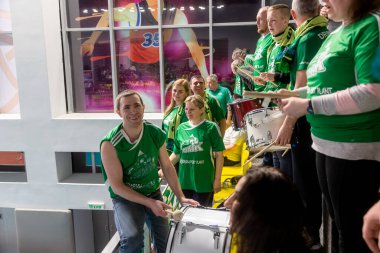 KAMENSKY, Ukrayna - 14 Şubat 2020. Spor seyircileri, taraftarlar bayanlar voleybol turnuvası sırasında takımlarını desteklemiyorlar. Spor hayranları, tribünde ultralar