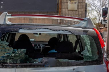 Bir kazada kırık bir araba camı. Hasarlı otomotiv camı arkaplan modeli. Bir trafik kazası sonucu kırık bir araba.