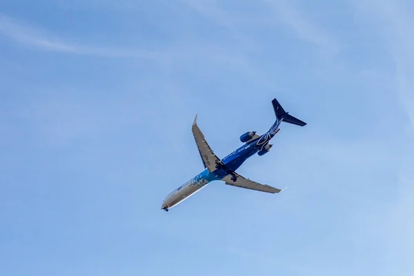 Odessa Ucrânia Cirka 2019 Avião Passageiros Com Engrenagens Pouso Abaixadas — Fotografia de Stock