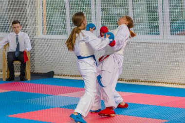 Odessa, Ukrayna - 30 Eylül 2019: Sporcuların çocukları arasında karate şampiyonası. En iyi karate dövüşçüleri kızlar tatami üzerinde dövüşebildiklerini gösterirler. Karate savaşında genç kızlar