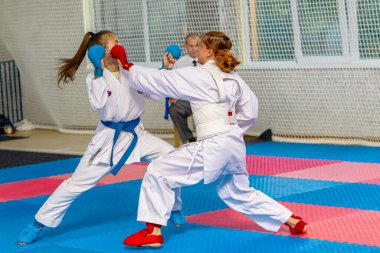 Odessa, Ukrayna - 30 Eylül 2019: Sporcuların çocukları arasında karate şampiyonası. En iyi karate dövüşçüleri kızlar tatami üzerinde dövüşebildiklerini gösterirler. Karate savaşında genç kızlar