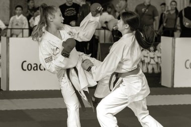Odessa, Ukrayna - 30 Eylül 2019: Sporcuların çocukları arasında karate şampiyonası. En iyi karate dövüşçüleri kızlar tatami üzerinde dövüşebildiklerini gösterirler. Karate savaşında genç kızlar
