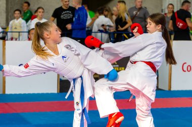 Odessa, Ukrayna - 30 Eylül 2019: Sporcuların çocukları arasında karate şampiyonası. En iyi karate dövüşçüleri kızlar tatami üzerinde dövüşebildiklerini gösterirler. Karate savaşında genç kızlar