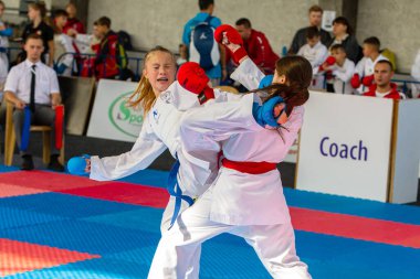 Odessa, Ukrayna - 30 Eylül 2019: Sporcuların çocukları arasında karate şampiyonası. En iyi karate dövüşçüleri kızlar tatami üzerinde dövüşebildiklerini gösterirler. Karate savaşında genç kızlar