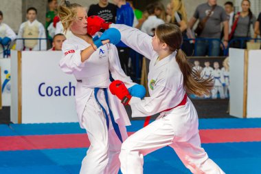 Odessa, Ukrayna - 30 Eylül 2019: Sporcuların çocukları arasında karate şampiyonası. En iyi karate dövüşçüleri kızlar tatami üzerinde dövüşebildiklerini gösterirler. Karate savaşında genç kızlar