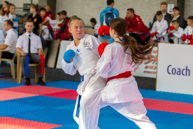 Odessa, Ukrayna - 30 Eylül 2019: Sporcuların çocukları arasında karate şampiyonası. En iyi karate dövüşçüleri kızlar tatami üzerinde dövüşebildiklerini gösterirler. Karate savaşında genç kızlar