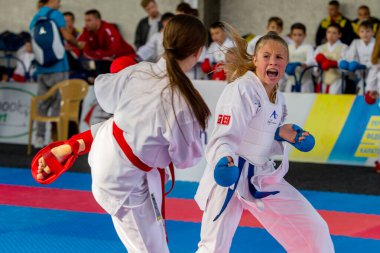 Odessa, Ukrayna - 30 Eylül 2019: Sporcuların çocukları arasında karate şampiyonası. En iyi karate dövüşçüleri kızlar tatami üzerinde dövüşebildiklerini gösterirler. Karate savaşında genç kızlar