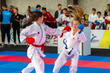 Odessa, Ukrayna - 30 Eylül 2019: Sporcuların çocukları arasında karate şampiyonası. En iyi karate dövüşçüleri kızlar tatami üzerinde dövüşebildiklerini gösterirler. Karate savaşında genç kızlar