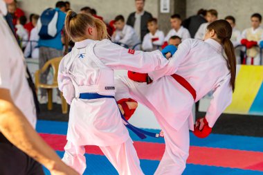 Odessa, Ukrayna - 30 Eylül 2019: Sporcuların çocukları arasında karate şampiyonası. En iyi karate dövüşçüleri kızlar tatami üzerinde dövüşebildiklerini gösterirler. Karate savaşında genç kızlar