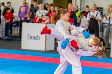 Odessa, Ukrayna - 30 Eylül 2019: Sporcuların çocukları arasında karate şampiyonası. En iyi karate dövüşçüleri kızlar tatami üzerinde dövüşebildiklerini gösterirler. Karate savaşında genç kızlar