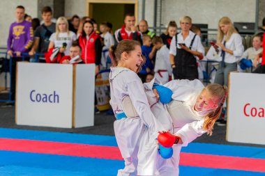 Odessa, Ukrayna - 30 Eylül 2019: Sporcuların çocukları arasında karate şampiyonası. En iyi karate dövüşçüleri kızlar tatami üzerinde dövüşebildiklerini gösterirler. Karate savaşında genç kızlar