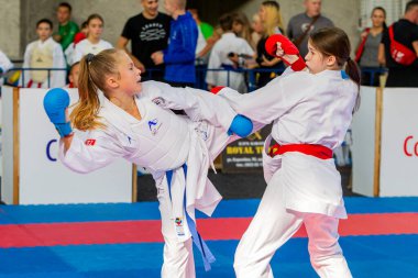 Odessa, Ukrayna - 30 Eylül 2019: Sporcuların çocukları arasında karate şampiyonası. En iyi karate dövüşçüleri kızlar tatami üzerinde dövüşebildiklerini gösterirler. Karate savaşında genç kızlar