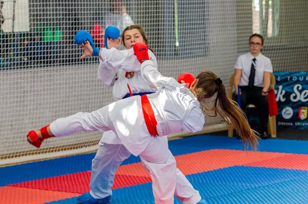 オデッサ ウクライナ 2019年9月30日 選手の子供たちの間で空手選手権 最高の空手の戦闘機の子供たちの女の子は畳の上で戦う能力を示しています 空手少女の戦い — ストック写真