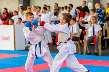 Odessa, Ukrayna - 30 Eylül 2019: Sporcuların çocukları arasında karate şampiyonası. En iyi karate dövüşçüleri çocuklar tatami üzerinde dövüşebildiklerini gösterirler. Karate savaşı. Çocuk sporları