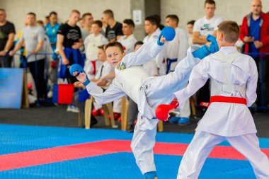 Odessa, Ukrayna - 30 Eylül 2019: Sporcuların çocukları arasında karate şampiyonası. En iyi karate dövüşçüleri çocuklar tatami üzerinde dövüşebildiklerini gösterirler. Karate savaşı. Çocuk sporları