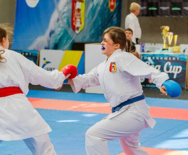 Odessa, Ukrayna - 30 Eylül 2019: Sporcuların çocukları arasında karate şampiyonası. En iyi karate dövüşçüleri kızlar tatami üzerinde dövüşebildiklerini gösterirler. Karate savaşında genç kızlar