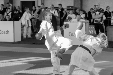 Odessa, Ukrayna - 30 Eylül 2019: Sporcuların çocukları arasında karate şampiyonası. En iyi karate dövüşçüleri kızlar tatami üzerinde dövüşebildiklerini gösterirler. Karate savaşında genç kızlar
