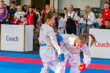 Odessa, Ukrayna - 30 Eylül 2019: Sporcuların çocukları arasında karate şampiyonası. En iyi karate dövüşçüleri kızlar tatami üzerinde dövüşebildiklerini gösterirler. Karate savaşında genç kızlar
