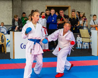 Odessa, Ukrayna - 30 Eylül 2019: Sporcuların çocukları arasında karate şampiyonası. En iyi karate dövüşçüleri kızlar tatami üzerinde dövüşebildiklerini gösterirler. Karate savaşında genç kızlar