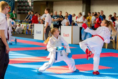 Odessa, Ukrayna - 30 Eylül 2019: Sporcuların çocukları arasında karate şampiyonası. En iyi karate dövüşçüleri kızlar tatami üzerinde dövüşebildiklerini gösterirler. Karate savaşında genç kızlar
