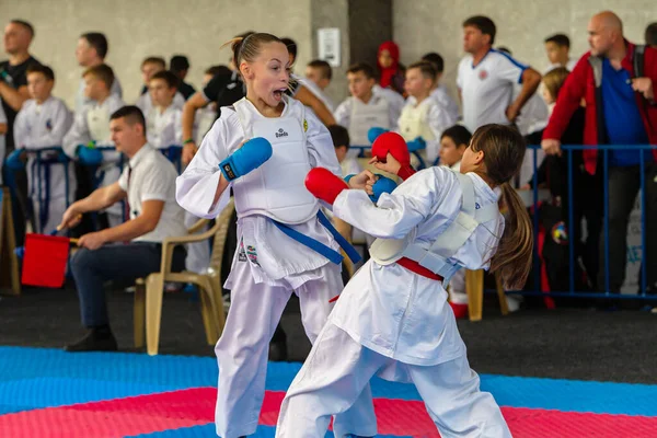 オデッサ ウクライナ 2019年9月30日 選手の子供たちの間で空手選手権 最高の空手の戦闘機の子供たちの女の子は畳の上で戦う能力を示しています 空手少女の戦い — ストック写真
