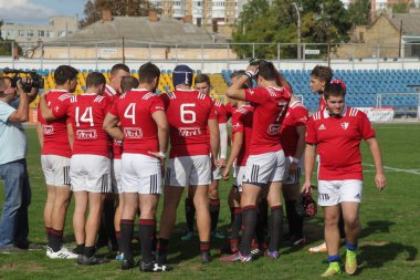 ODESSA, UKRAINE - SEPT 20, 2017: CREDO-Odessa Rugby Şampiyonası Milli Takımı - Politeknik-Kiev. Rugby oyuncularının top için yoğun mücadelesi. Stadyumun yeşil sahasında dinamik oyun