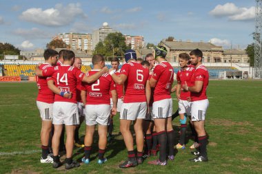ODESSA, UKRAINE - SEPT 20, 2017: CREDO-Odessa Rugby Şampiyonası Milli Takımı - Politeknik-Kiev. Rugby oyuncularının top için yoğun mücadelesi. Stadyumun yeşil sahasında dinamik oyun