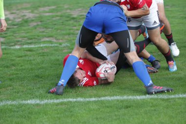 ODESSA, UKRAINE - SEPT 20, 2017: CREDO-Odessa Rugby Şampiyonası Milli Takımı - Politeknik-Kiev. Rugby oyuncularının top için yoğun mücadelesi. Stadyumun yeşil sahasında dinamik oyun