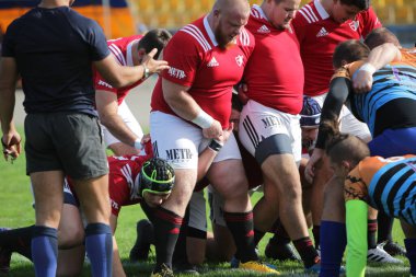 ODESSA, UKRAINE - SEPT 20, 2017: CREDO-Odessa Rugby Şampiyonası Milli Takımı - Politeknik-Kiev. Rugby oyuncularının top için yoğun mücadelesi. Stadyumun yeşil sahasında dinamik oyun