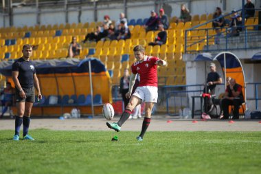 ODESSA, UKRAINE - SEPT 20, 2017: CREDO-Odessa Rugby Şampiyonası Milli Takımı - Politeknik-Kiev. Rugby oyuncularının top için yoğun mücadelesi. Stadyumun yeşil sahasında dinamik oyun