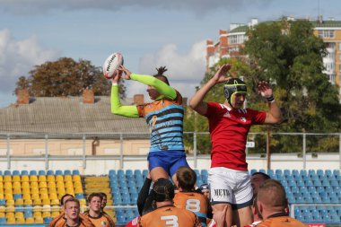 ODESSA, UKRAINE - SEPT 20, 2017: CREDO-Odessa Rugby Şampiyonası Milli Takımı - Politeknik-Kiev. Rugby oyuncularının top için yoğun mücadelesi. Stadyumun yeşil sahasında dinamik oyun