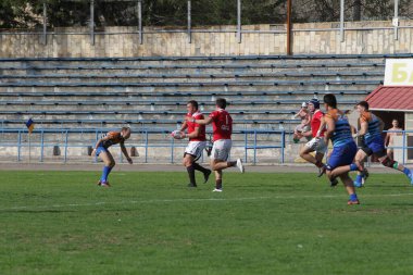 ODESSA, UKRAINE - SEPT 20, 2017: CREDO-Odessa Rugby Şampiyonası Milli Takımı - Politeknik-Kiev. Rugby oyuncularının top için yoğun mücadelesi. Stadyumun yeşil sahasında dinamik oyun